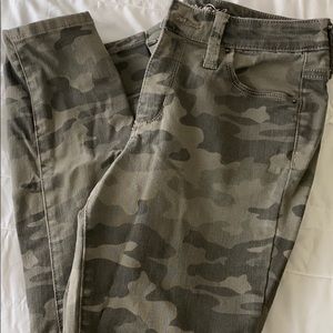 Universal Thread Camo jeans